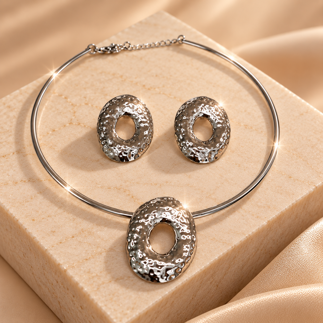 Conjunto Chocker prata com brinco oval