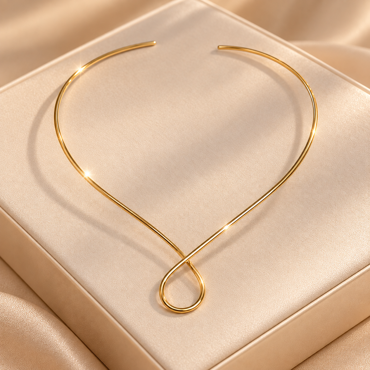 Chocker dourada ondulada