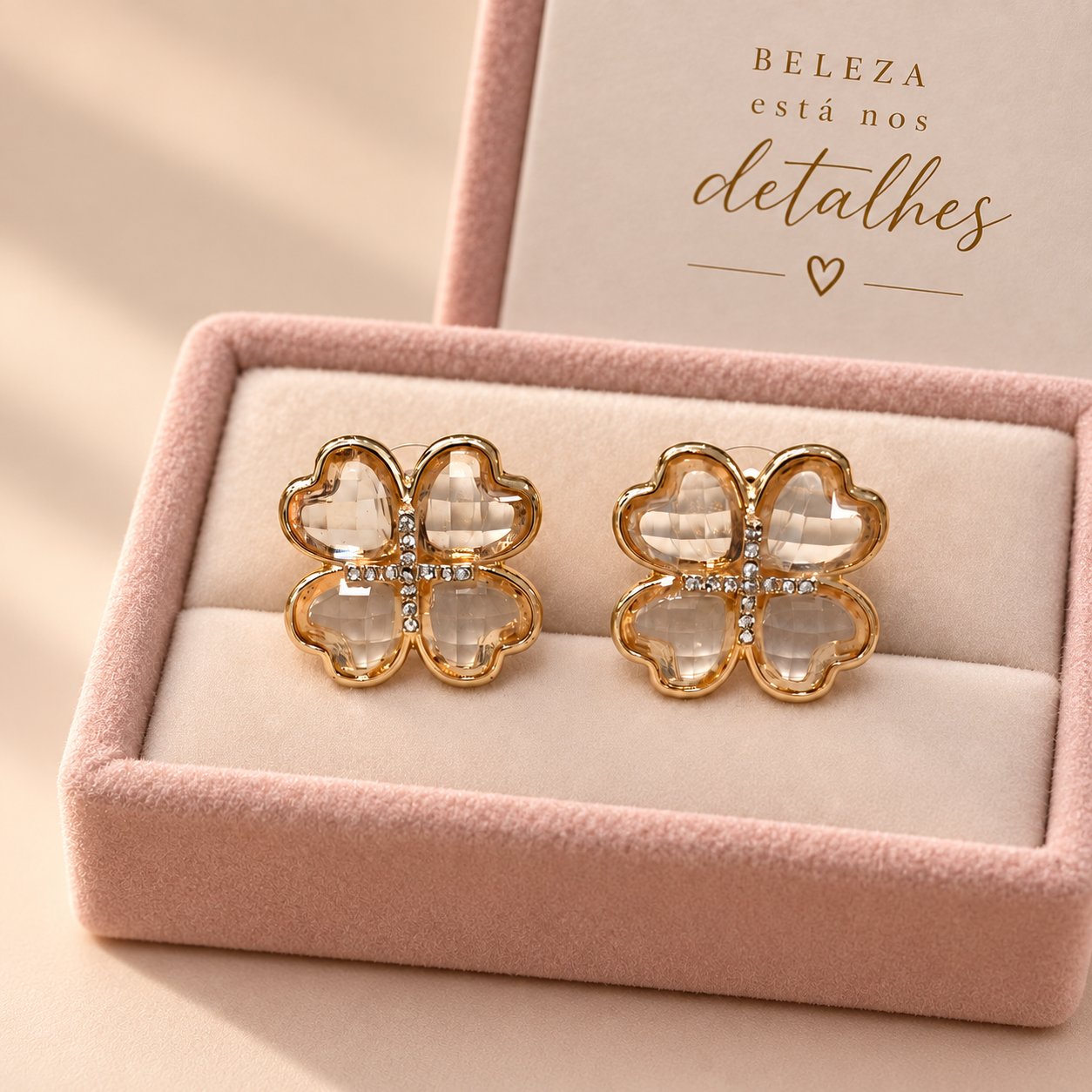 Brinco flor dourado 