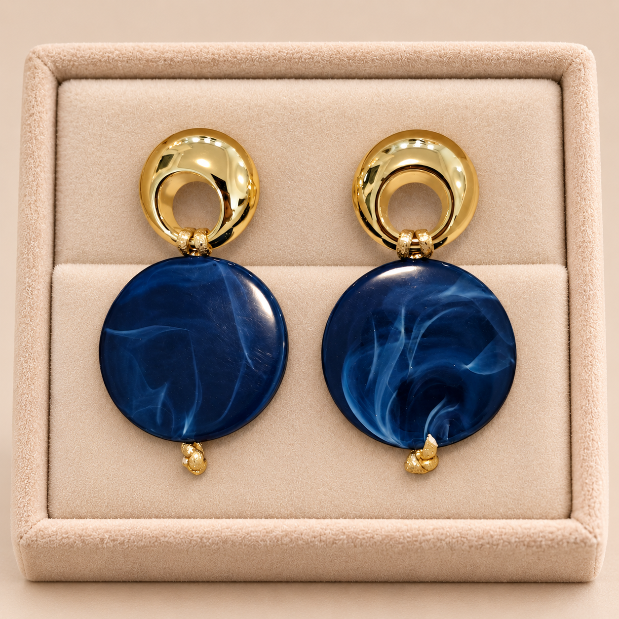 Brinco dourado com pedraria azul