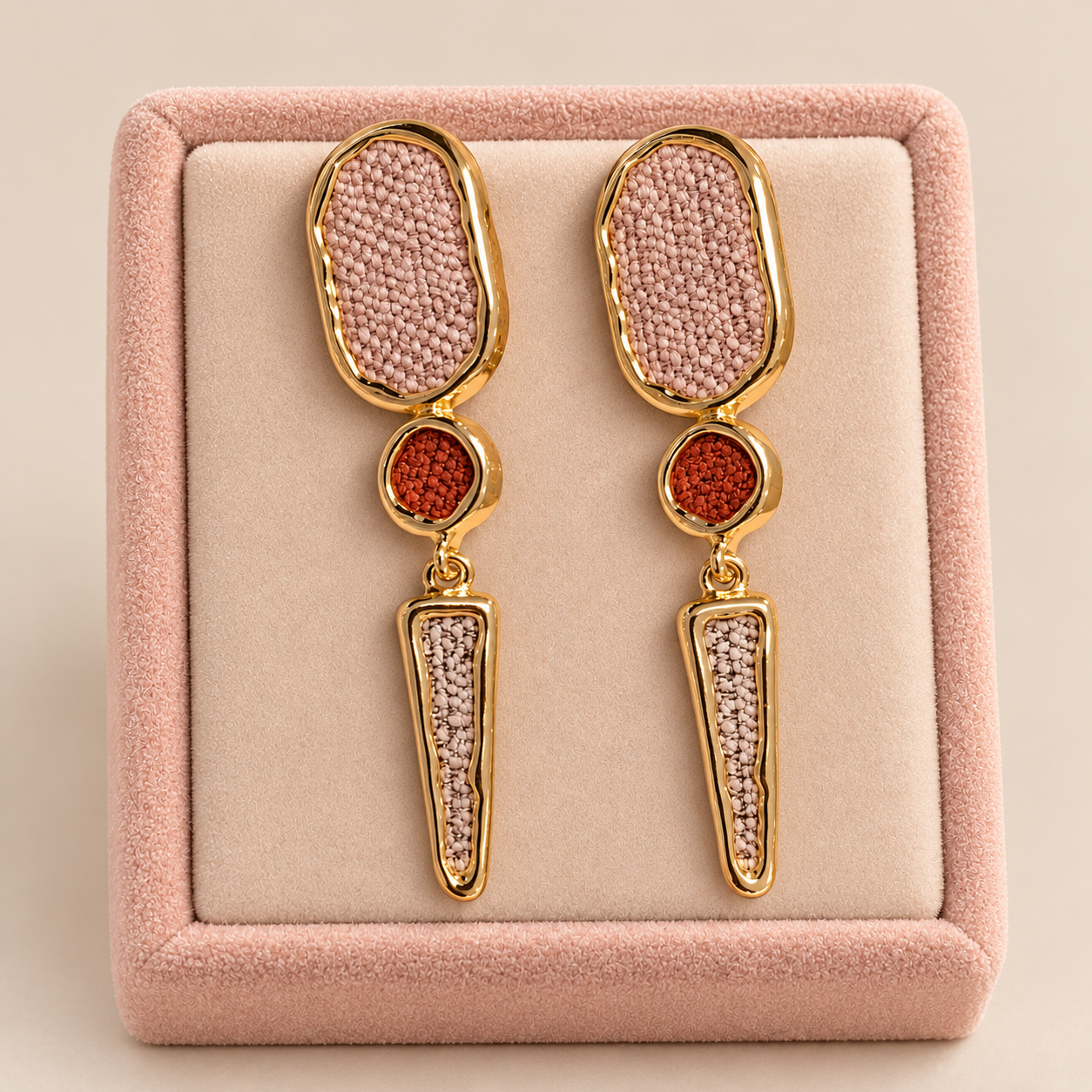 Brinco dourado com detalhes em pedrinhas
