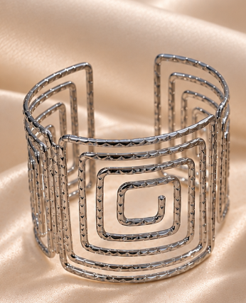 Bracelete prateado detalhes quadrados