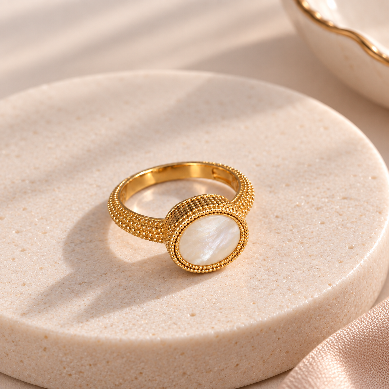 Anel dourado com zircônia (18)